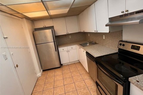 Copropriété à louer à North Miami, Floride: 2 chambres, 95.04 m2 № 1896275 - photo 1