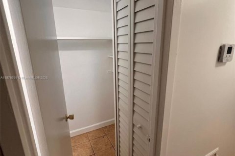 Copropriété à louer à North Miami, Floride: 2 chambres, 95.04 m2 № 1896275 - photo 3