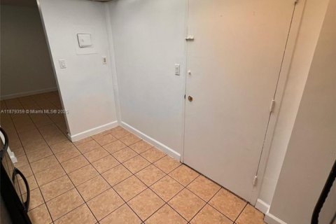 Copropriété à louer à North Miami, Floride: 2 chambres, 95.04 m2 № 1896275 - photo 2