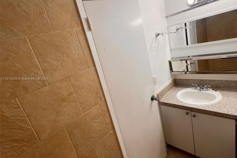 Copropriété à louer à North Miami, Floride: 2 chambres, 95.04 m2 № 1896275 - photo 7