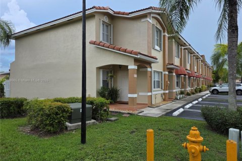 Touwnhouse à vendre à Miami, Floride: 3 chambres, 121.52 m2 № 1898211 - photo 2
