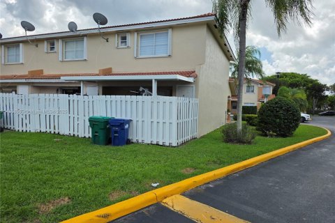 Touwnhouse à vendre à Miami, Floride: 3 chambres, 121.52 m2 № 1898211 - photo 3