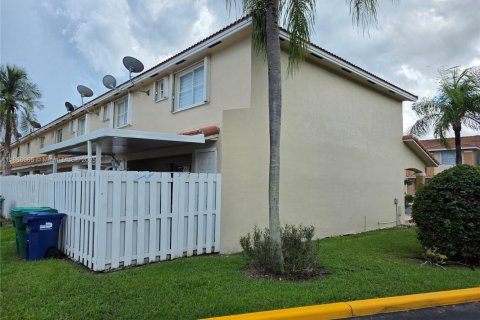 Touwnhouse à vendre à Miami, Floride: 3 chambres, 121.52 m2 № 1898211 - photo 4