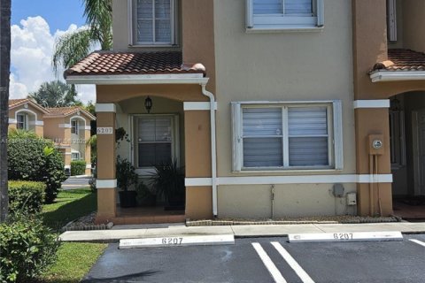 Touwnhouse à vendre à Miami, Floride: 3 chambres, 121.52 m2 № 1898211 - photo 1