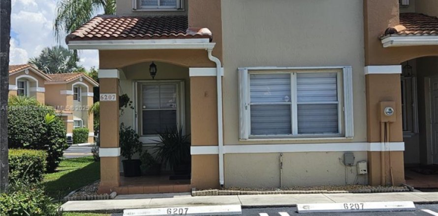 Touwnhouse à Miami, Floride 3 chambres, 121.52 m2 № 1898211