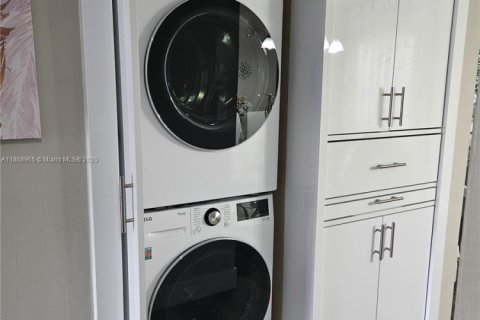 Touwnhouse à vendre à Miami, Floride: 3 chambres, 121.52 m2 № 1898211 - photo 6