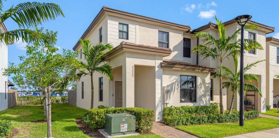 Townhouse in Homestead, Florida 3 bedrooms, 123.37 sq.m. № 1959882