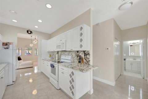 House in Homestead, Florida 3 bedrooms, 111.48 sq.m. № 1685848 - photo 20