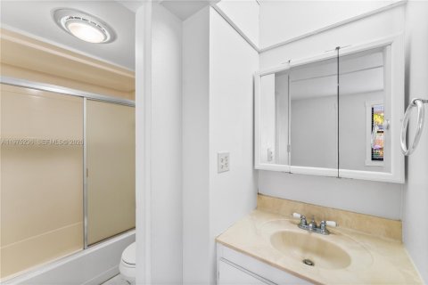 Townhouse in Miami Lakes, Florida 2 bedrooms, 73.39 sq.m. № 2036322 - photo 15