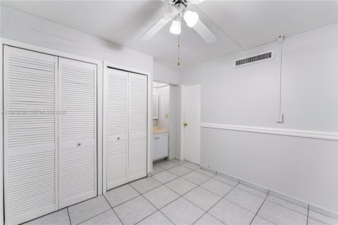 Townhouse in Miami Lakes, Florida 2 bedrooms, 73.39 sq.m. № 2036322 - photo 18