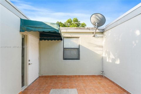 Townhouse in Miami Lakes, Florida 2 bedrooms, 73.39 sq.m. № 2036322