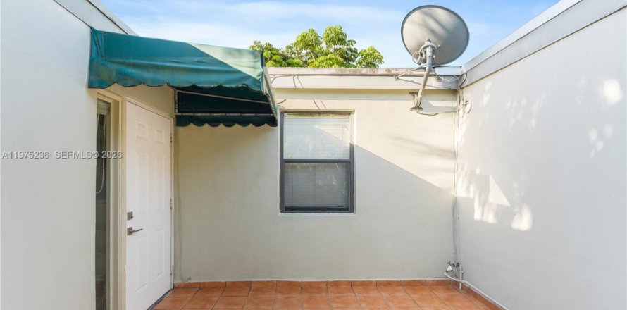 Townhouse in Miami Lakes, Florida 2 bedrooms, 73.39 sq.m. № 2036322