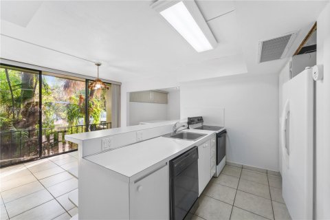 Townhouse in Miami Lakes, Florida 2 bedrooms, 73.39 sq.m. № 2036322 - photo 3