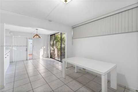 Townhouse in Miami Lakes, Florida 2 bedrooms, 73.39 sq.m. № 2036322 - photo 11