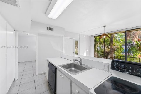 Townhouse in Miami Lakes, Florida 2 bedrooms, 73.39 sq.m. № 2036322 - photo 5