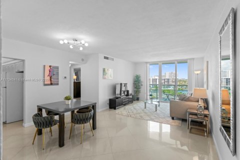 Снять в аренду кондоминиум в Холливуд, Флорида 1 спальня, 75.44м2, № 1955763 - фото 2