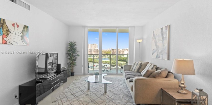 Кондоминиум с 1 спальней в Холливуд, Флорида № 1955763