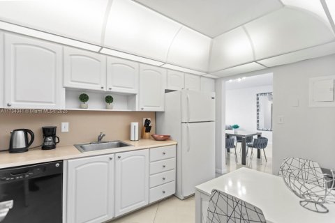 Снять в аренду кондоминиум в Холливуд, Флорида 1 спальня, 75.44м2, № 1955763 - фото 22