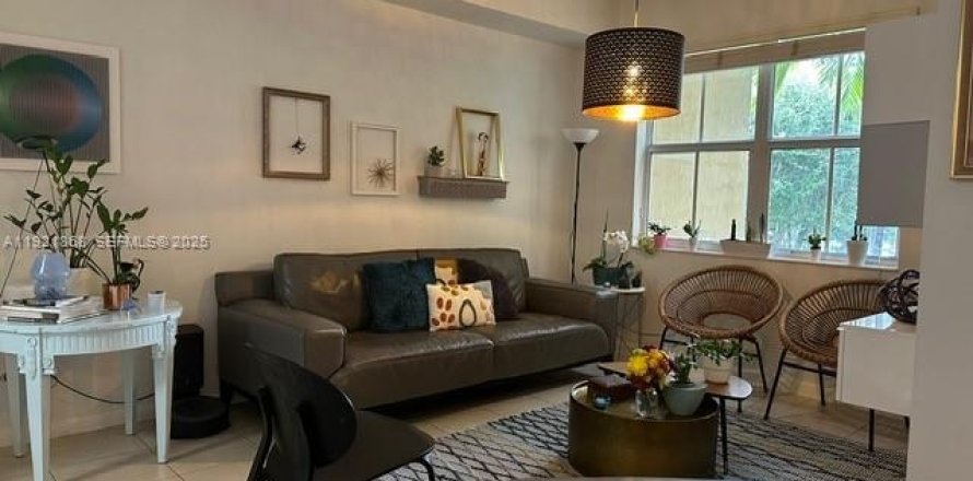 Condominio en Doral, Florida, 2 dormitorios № 1982259