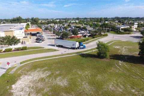 Propiedad comercial en venta en Cape Coral, Florida № 2003472 - foto 10