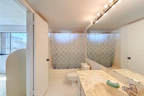 Townhouse in Miami, Florida 3 bedrooms, 126.35 sq.m. № 1865139 - photo 25