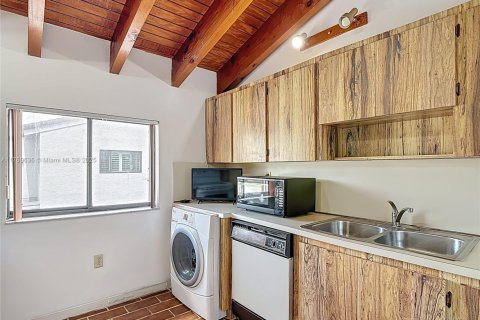 Townhouse in Miami, Florida 3 bedrooms, 126.35 sq.m. № 1865139 - photo 18