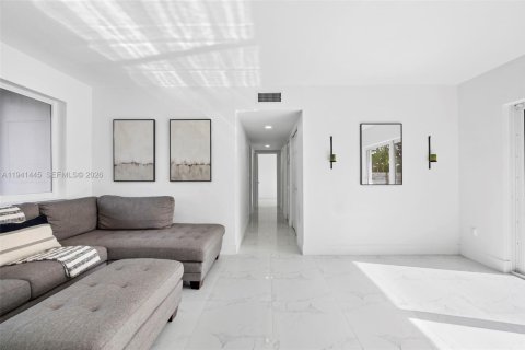 House in Miami, Florida 3 bedrooms, 97.27 sq.m. № 1998865 - photo 13
