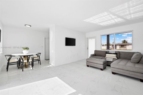 House in Miami, Florida 3 bedrooms, 97.27 sq.m. № 1998865 - photo 9