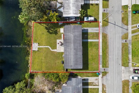 House in Miami, Florida 3 bedrooms, 97.27 sq.m. № 1998865 - photo 28