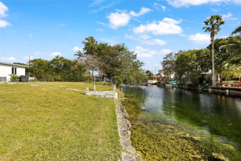 House in Miami, Florida 3 bedrooms, 97.27 sq.m. № 1998865 - photo 24