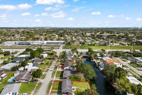 House in Miami, Florida 3 bedrooms, 97.27 sq.m. № 1998865 - photo 30