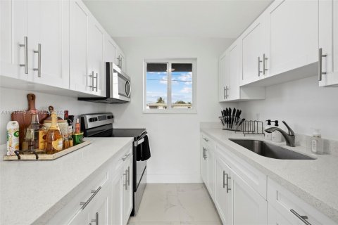 House in Miami, Florida 3 bedrooms, 97.27 sq.m. № 1998865 - photo 2