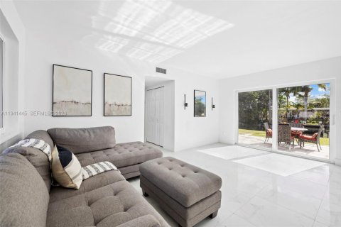 House in Miami, Florida 3 bedrooms, 97.27 sq.m. № 1998865 - photo 11