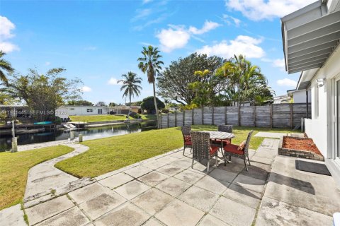 House in Miami, Florida 3 bedrooms, 97.27 sq.m. № 1998865 - photo 27