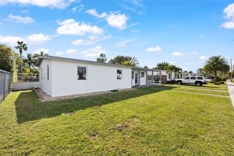 House in Miami, Florida 3 bedrooms, 97.27 sq.m. № 1998865 - photo 20