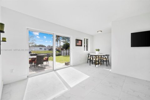 House in Miami, Florida 3 bedrooms, 97.27 sq.m. № 1998865 - photo 8