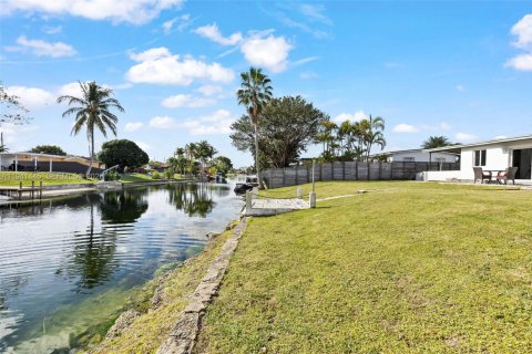 House in Miami, Florida 3 bedrooms, 97.27 sq.m. № 1998865 - photo 26