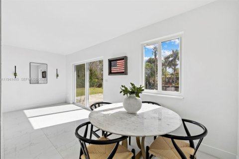 House in Miami, Florida 3 bedrooms, 97.27 sq.m. № 1998865 - photo 7