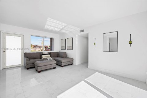 House in Miami, Florida 3 bedrooms, 97.27 sq.m. № 1998865 - photo 12