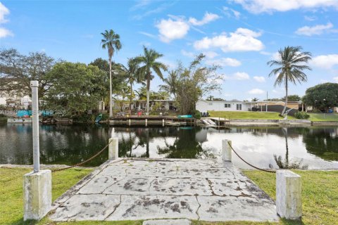 House in Miami, Florida 3 bedrooms, 97.27 sq.m. № 1998865 - photo 25