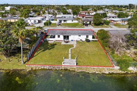 House in Miami, Florida 3 bedrooms, 97.27 sq.m. № 1998865 - photo 4