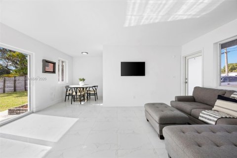 House in Miami, Florida 3 bedrooms, 97.27 sq.m. № 1998865 - photo 10