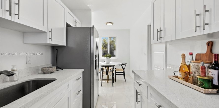 House in Miami, Florida 3 bedrooms, 97.27 sq.m. № 1998865