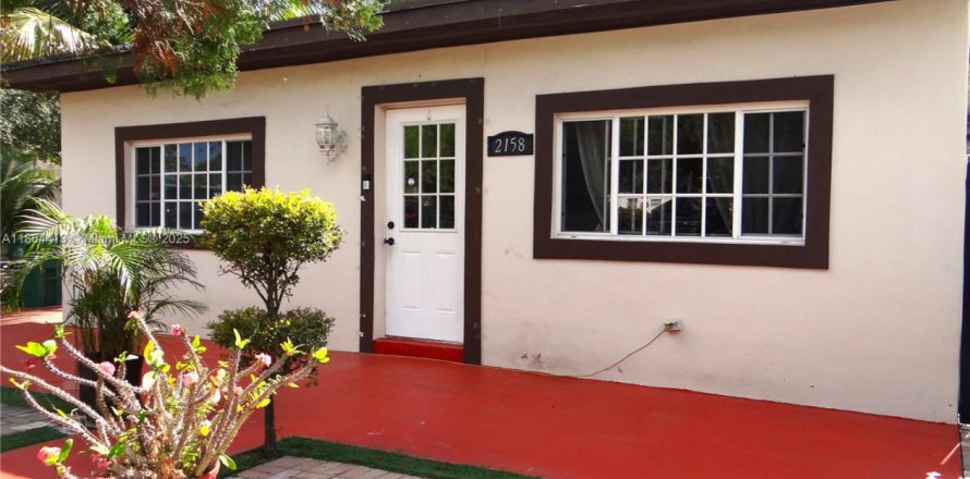 House in Miami, Florida 2 bedrooms, 137.68 sq.m. № 1892894