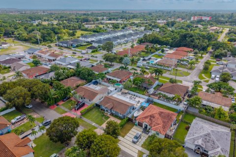 Casa en venta en Miami, Florida, 3 dormitorios, 117.06 m2 № 1968540 - foto 19