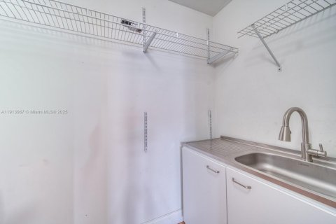 Casa en venta en Miami, Florida, 3 dormitorios, 117.06 m2 № 1968540 - foto 14