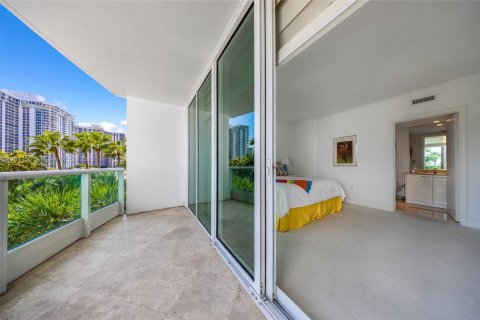 Condo in Aventura, Florida, 2 bedrooms  № 1953695 - photo 25