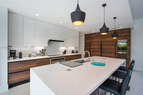 House in North Bay Village, Florida 5 bedrooms, 432 sq.m. № 1977460 - photo 5