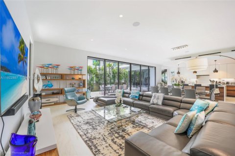 House in North Bay Village, Florida 5 bedrooms, 432 sq.m. № 1977460 - photo 6