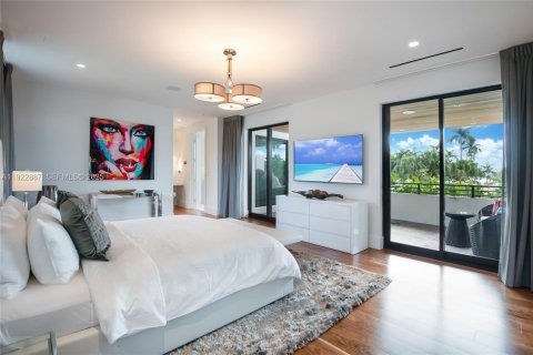 House in North Bay Village, Florida 5 bedrooms, 432 sq.m. № 1977460 - photo 17